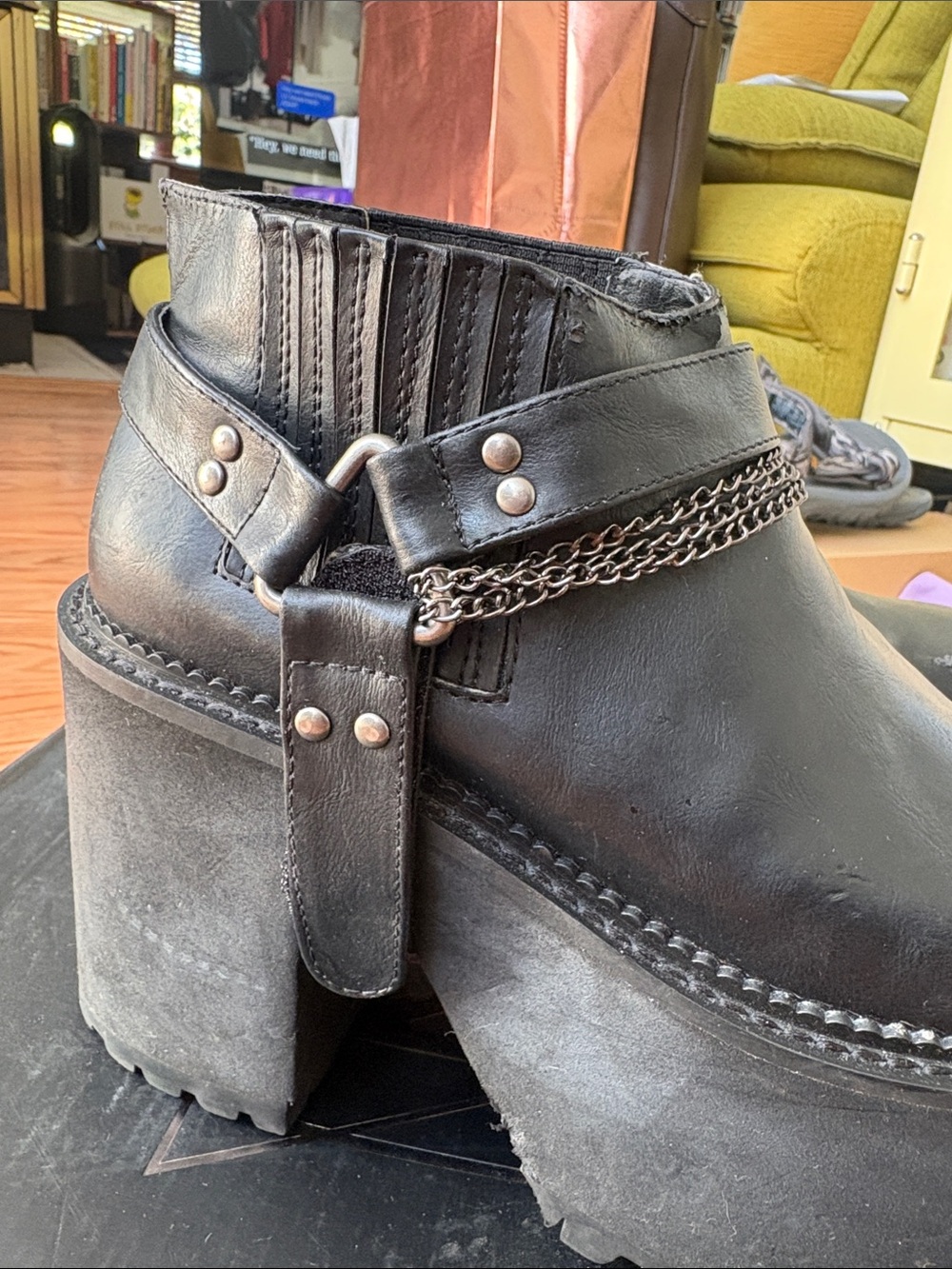 YRU Platform Chunky Heel Clog with Chain Accent - Picture 4 of 8